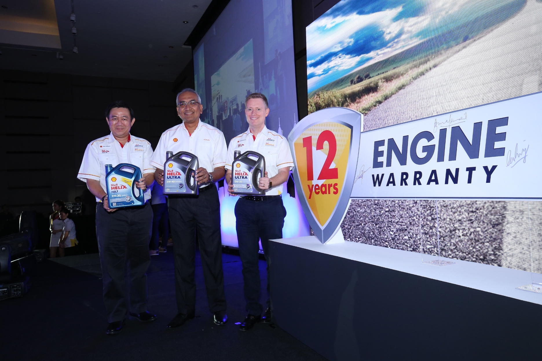 (L-R) Shell Lubricants GM Msia Spore Leslie Ng, Shell Malaysia Trading Sdn Bhd MD Datuk Azman Ismail and Shell Lubricants Exec Director SEA Troy Chapman