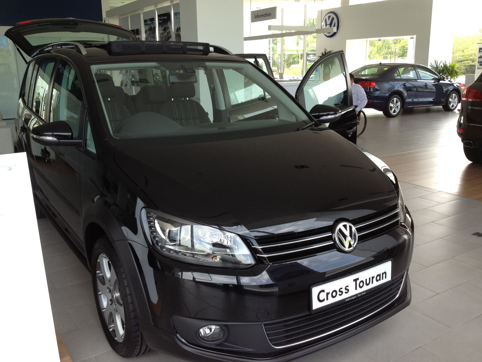 2011 Volkswagen Touran 7-Seater MPV Receives Second Mid-Life Facelift